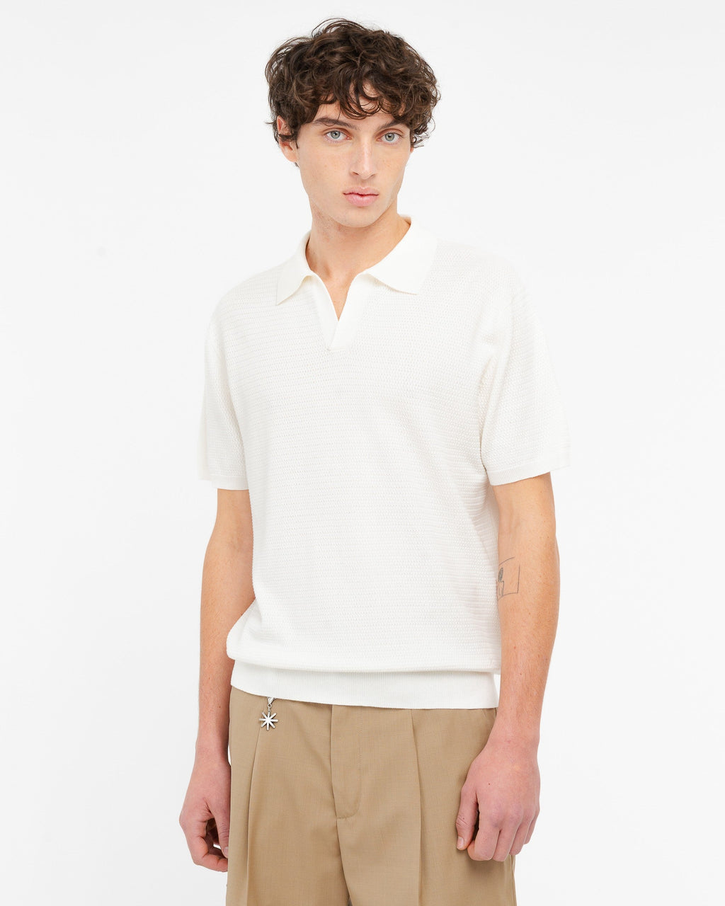 Polo open collar punto spostato in cotone bianco