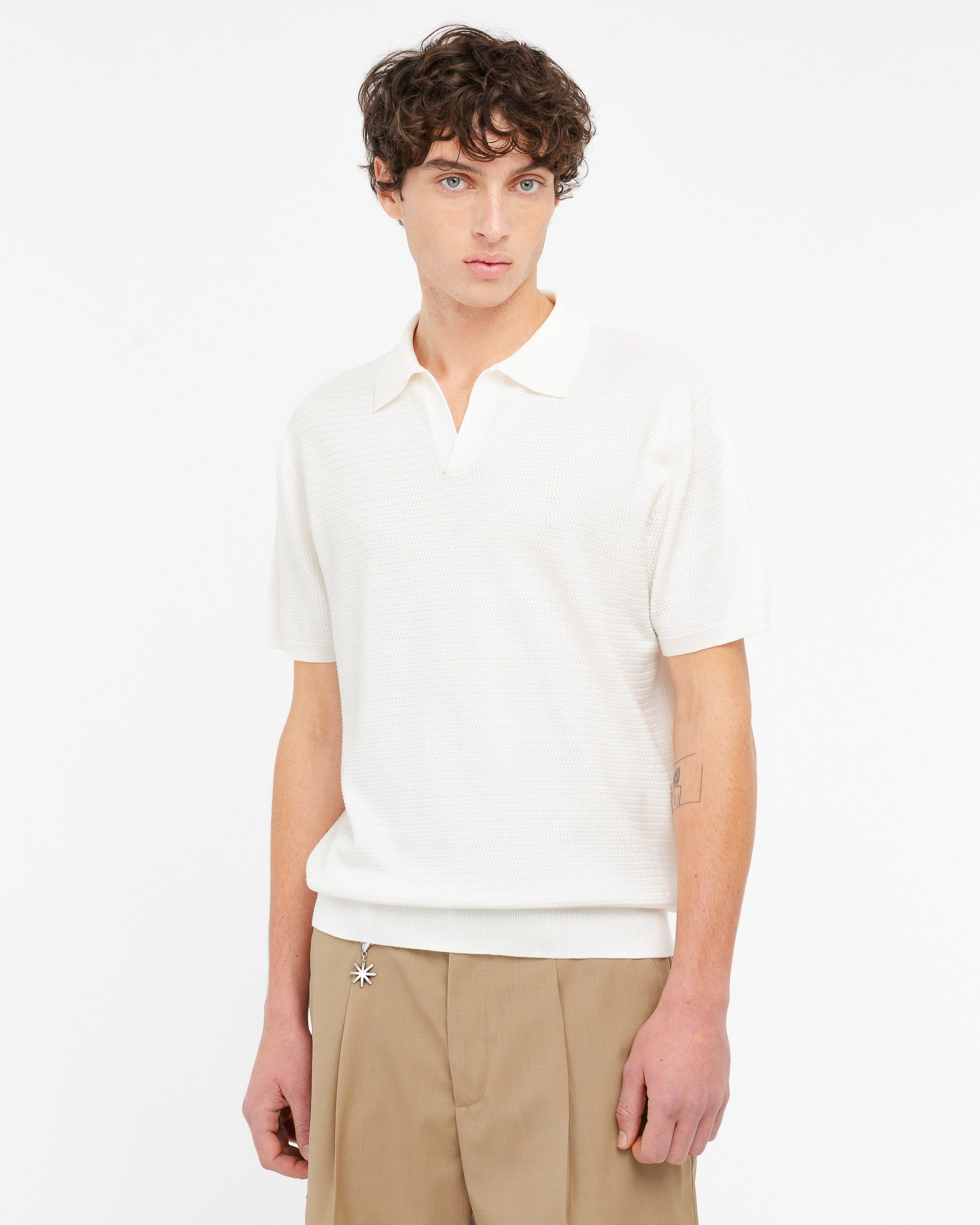 Polo open collar punto spostato in cotone bianco