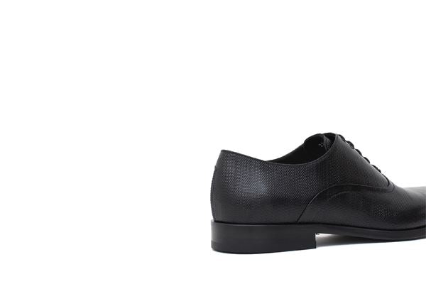 Patent leather lace-up with mag print