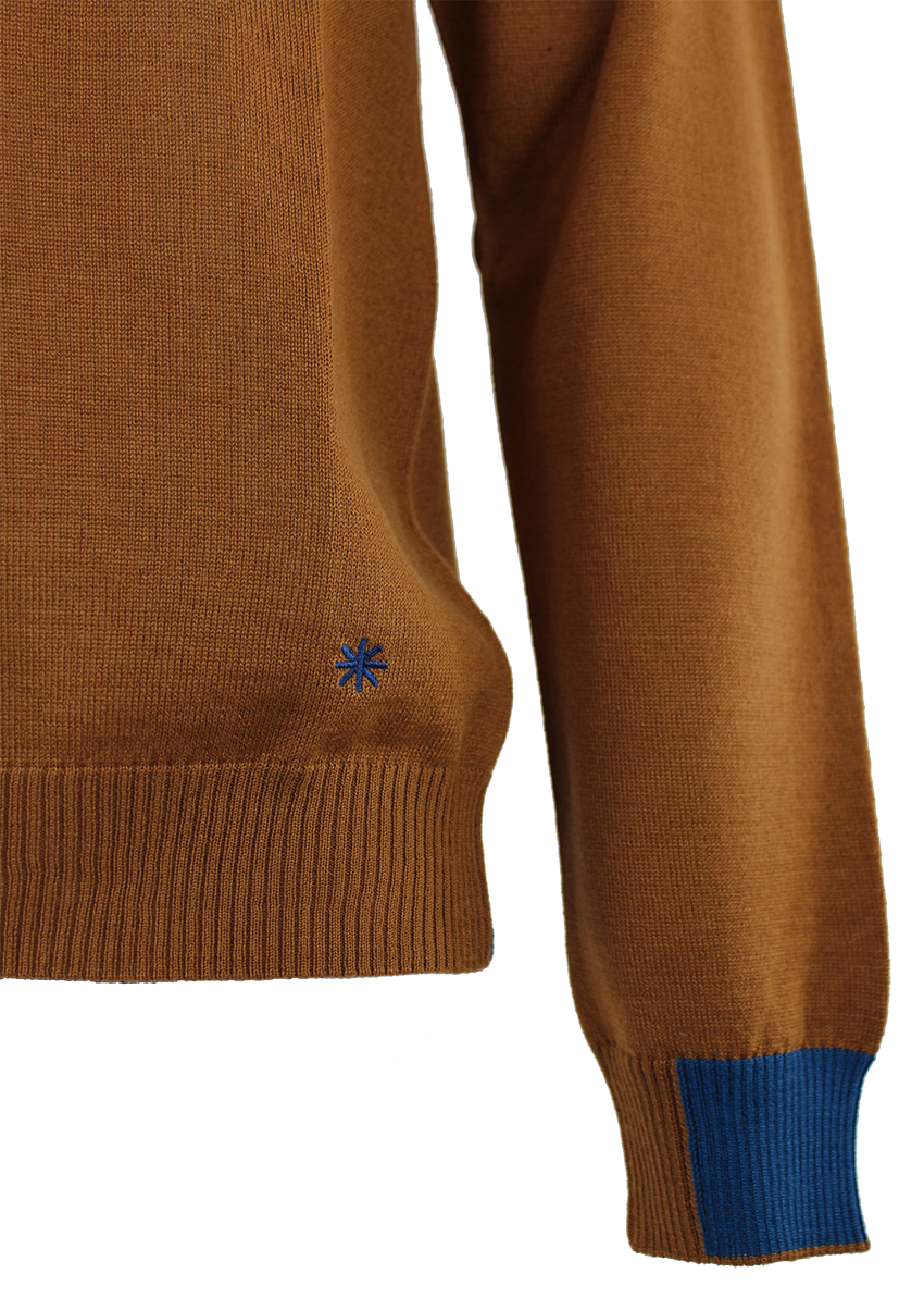 Crew neck in a wool blend with contrasts