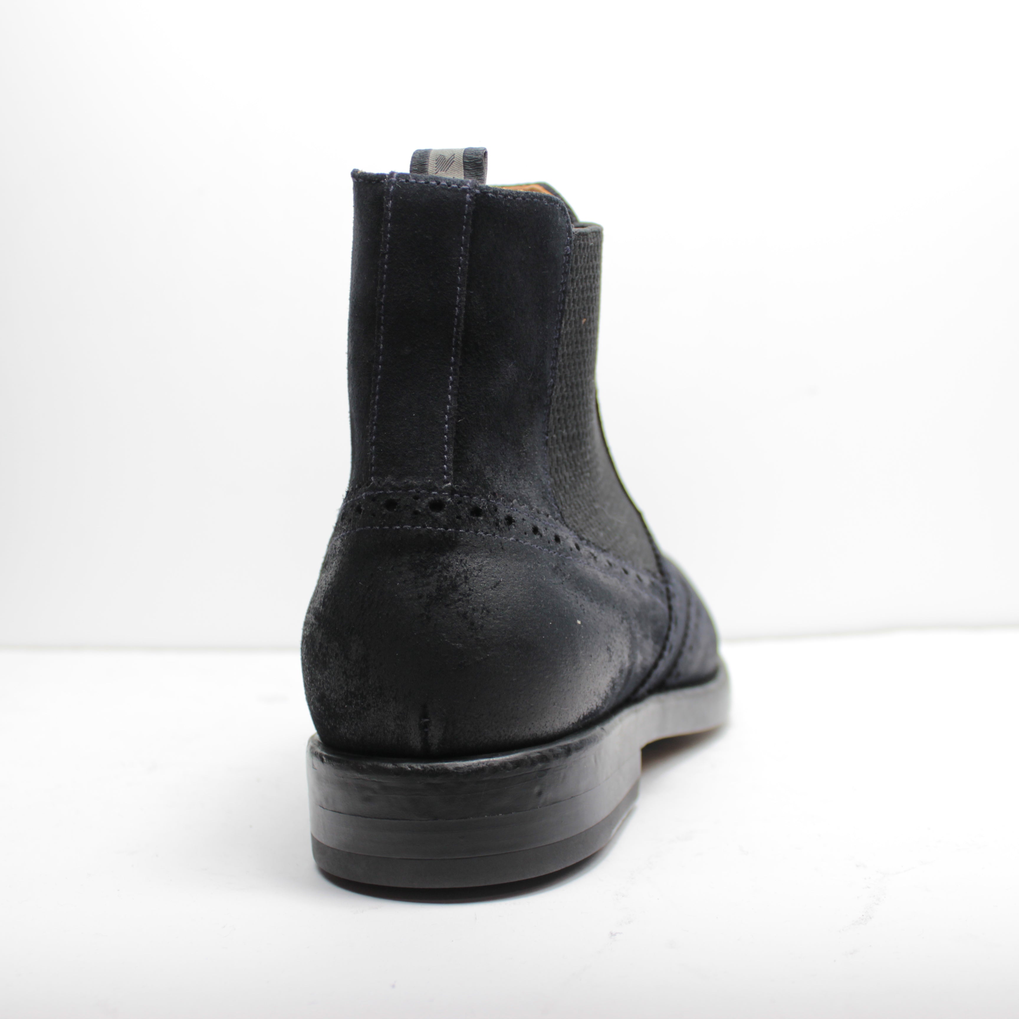 Ankle boot with elastic bands