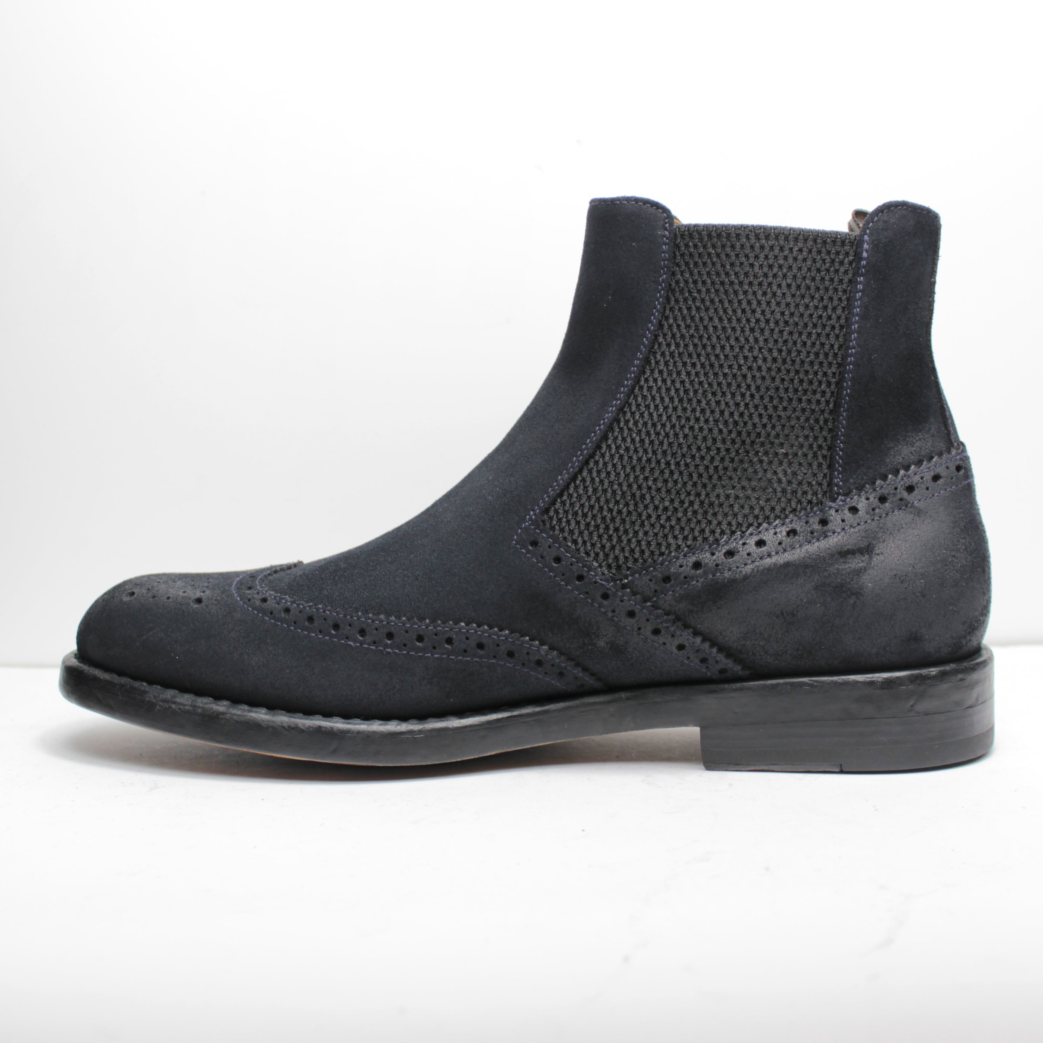 Ankle boot with elastic bands