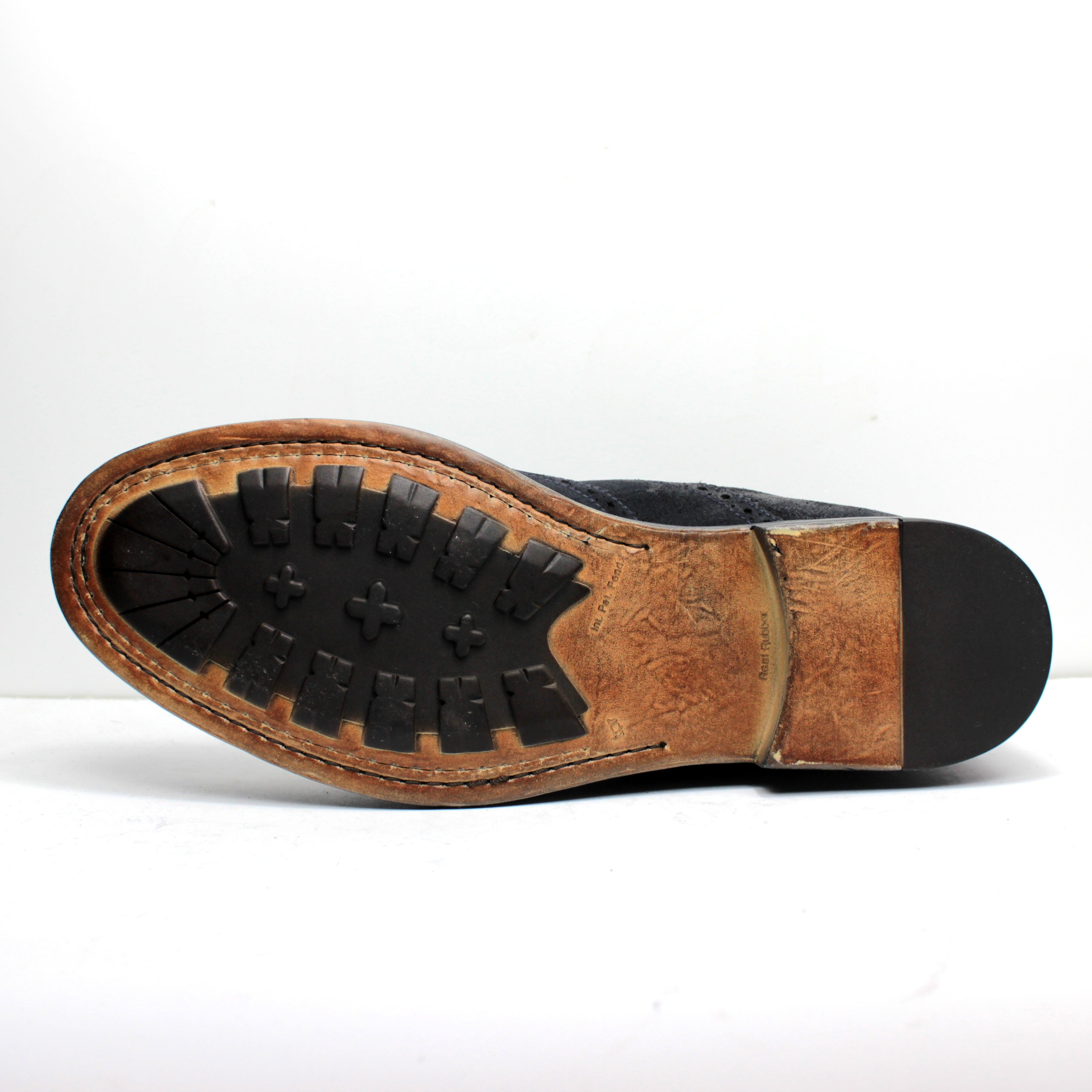 Ankle boot with elastic bands