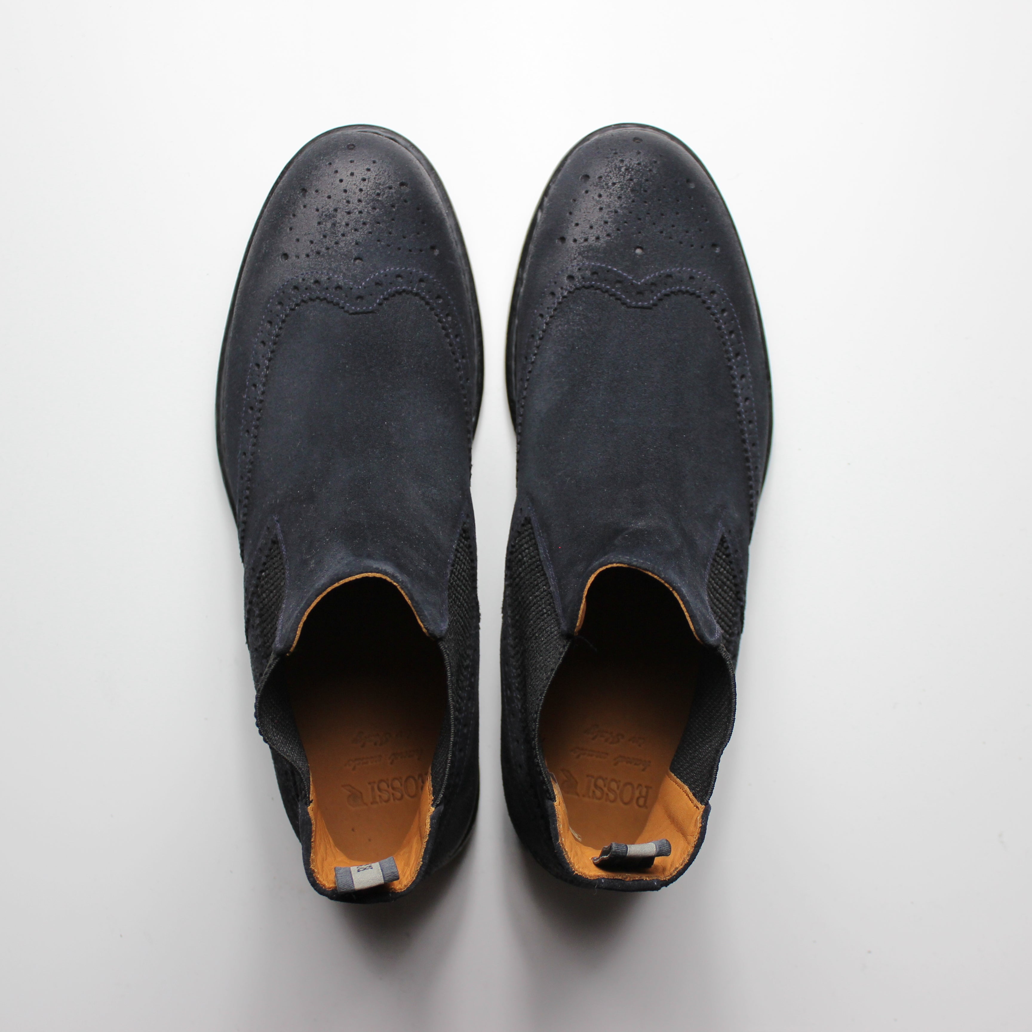 Ankle boot with elastic bands